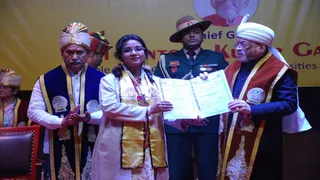 दीक्षांत समारोह में डिग्री प्रदान करते राज्यपाल संतोष कुमार गंगवार।