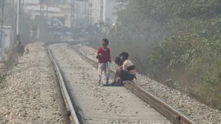 रेलवे ट्रैक पर पतंग उड़ाते बच्चे