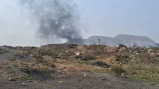 जहरीली गैस और काला धुआं निकलने से बस्ती में दहशत