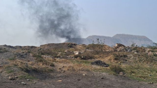 कतरास कोलियरी में जहरीली गैस और काला धुआं निकलने से बस्ती में दहशत, ग्रामीणों ने पुनर्वास की मांग की
