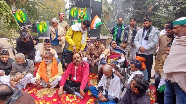 बांग्लादेश में हिंदुओं पर हो रहे अत्याचार के विरोध में सैनिक संस्था के पदाधिकारियों ने कराया मुंडन
