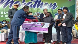 पुरस्कार प्राप्त करतीं केन्या की महिला धाविका इद्या।