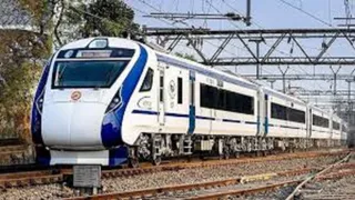 Indian Railways News कोहरे का कहर, नई दिल्ली से प्रयागराज आने वाली वंदे भारत समेत कई ट्रेनें घंटों लेट होने से यात्री परेशान रहे।