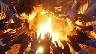 Prayagraj Weather प्रयागराज में सर्दी सितम ढाने लगी है, मौसम विभाग ने आगामी दिनों में शीतलहर की चेतावनी दी है, अलाव लोगों का सहारा बना है।