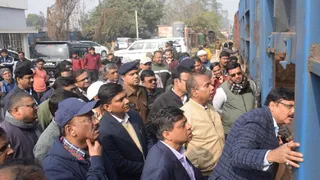 बोकारो मे रेल यार्ड का निरीक्षण करते साउथ ईस्टर्न रेलवे के महाप्रबंधक अनिल कुमार मिश्रा व अन्य अधिकारी। (फोटो-जागरण)