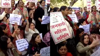 उन्नाव रेप केस के दोषी कुलदीप सिंह सेंगर को सशर्त जमानत देने के खिलाफ हाईकोर्ट के बाहर प्रदर्शन करते लोग। फोटो सौजन्य - ANI