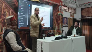 UP Board Exam 2026 : मेरिट सूची में विद्या भारती स्कूलों के विद्यार्थी कैसे शामिल हों, इसके लिए प्रयागराज में विशेष कक्षाएं लेते बोर्ड के पूर्व सचिव दिव्यकांत शुक्ल। जागरण