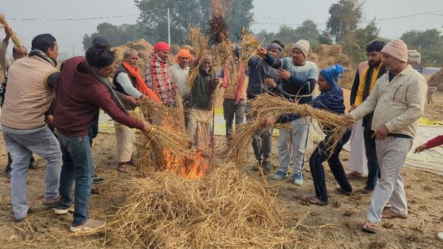 आरा में किसानों का फूटा गुस्सा, फसल जलाकर किया अनोखा प्रदर्शन; दी चेतावनी

