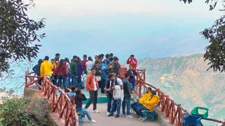लैंसडौन के टिप- इन-टाप में पर्यटन नगरी की वादियों का दीदार करते पर्यटक। जागरण