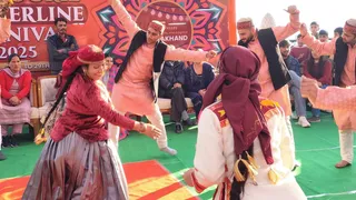 मसूरी विंटरलाइन कार्निवल के दूसरे दिन गांधी चौक मंच पर मण्डाण का मंचन करते हुए लोक गायिका कुसुम नेगी व उनका ग्रुप।