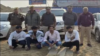 प्रयागराज में एयरपोर्ट थाना पुलिस की गिरफ्त में माफिया अतीक अहमद की आवाज की रिकाॅर्डिंग का इस्तेमाल करके धमकी भरा वीडियो बनाने के आरोपित। सौजन्य : पुलिस मीडिया सेल