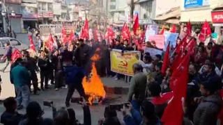 मंडी में प्रदर्शन के दौरान एक एंबुलेंस कर्मचारी ने खुद को आग लगाने का प्रयास किया।
