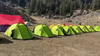 क्वारी पास ट्रैक के लिए बनाया बैस कैंप।