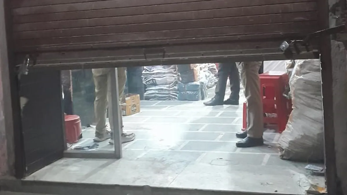 GST Raid in Budaun: आधी रात तक खंगाले गए खाते, दिल्ली-नोएडा की टीम ने दी दबिश
