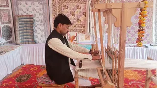कताई करता बुनकर