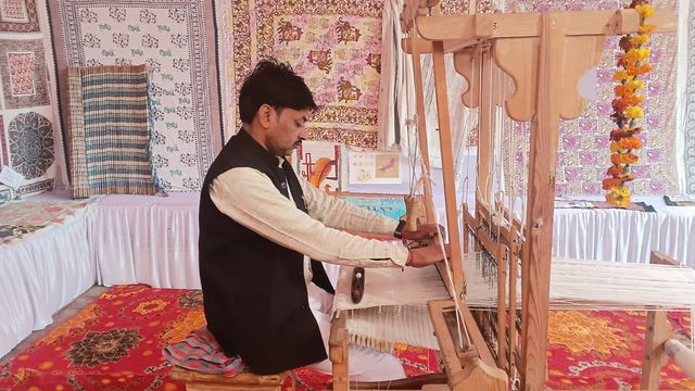 स्वदेशी का जादू: फाइबर रजाई से लेकर मेटल फ्रेम शीशों तक, स्टेट हैंडलूम एक्सपो में हस्तशिल्प का जलवा
