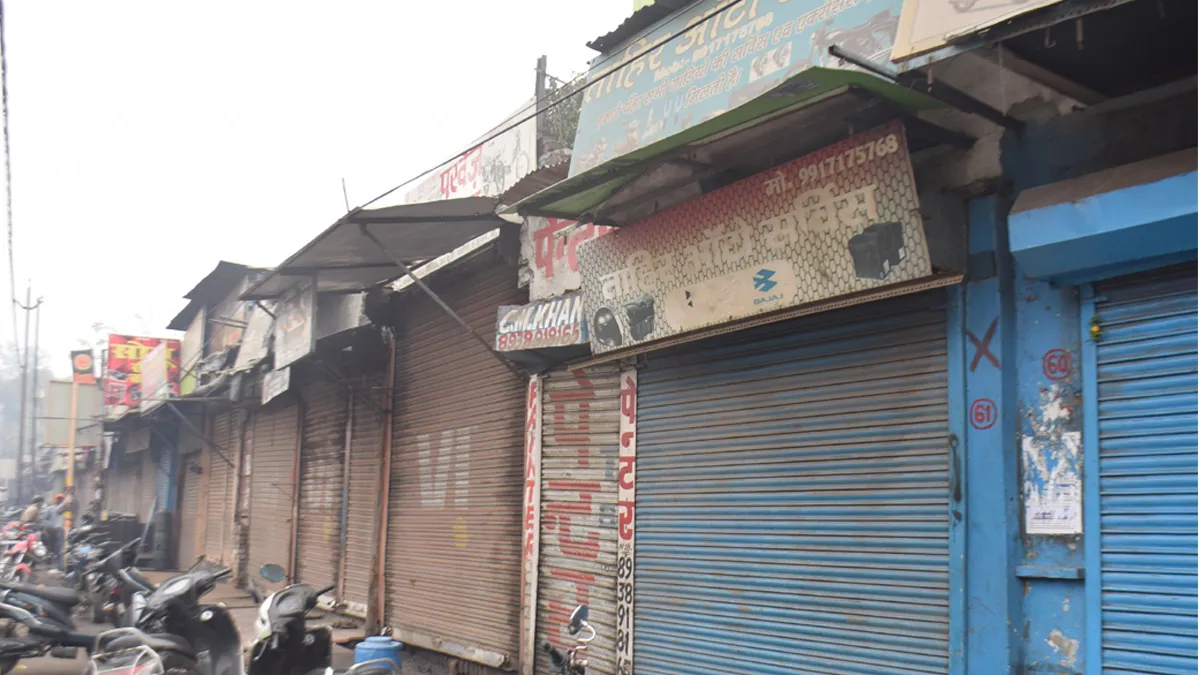 उजड़ने के डर से धरने पर बैठे दुकानदार: रोडवेज के सामने 80 दुकानों पर रेलवे ने लगाए लाल निशान, पुलिस तैनात
