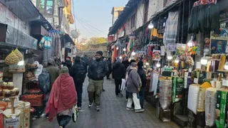 थर्टी फर्स्ट के जश्न के लिए पर्यटकों के आने से चकराता बाजार में रौनक। नागरिक