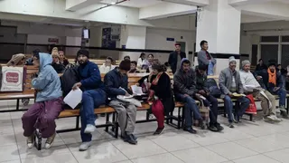 शिमला आईजीएमसी में डॉक्टरों की हड़ताल के कारण परेशान बैठे मरीज। जागरण