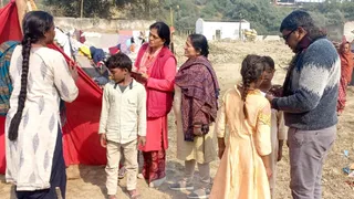 Magh Mela 2026 माघ मेला के परेड मैदान स्थित सैनिटाइजेशन कालोनी में सर्वे के लिए पहुंची बेसिक शिक्षा विभाग की टीम। जागरण