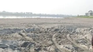 यमुना की खादर में होते बालू खनन की गवाही देते ट्रैक्टर ट्रॉलियों के निशान।
