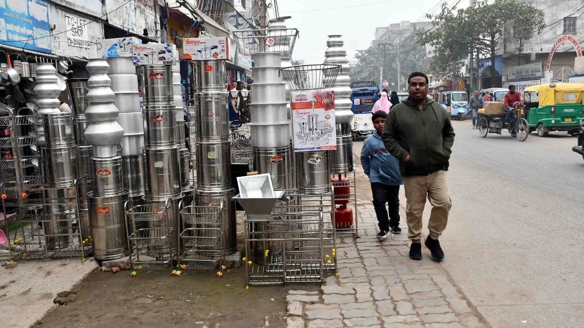 मुजफ्फरपुर में फुटपाथ पर चाय-सब्जी की दुकानें और अवैध पार्किंग, राहगीरों को नहीं मिल रही पैदल चलने की जगह
