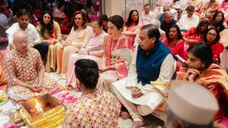 'जीवन' के उद्घाटन समारोह में नीता अंबानी समेत अंबानी परिवार। फोटो - @ril_foundation
