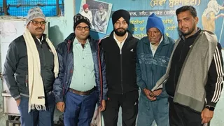 वृद्धाश्रम में संचालक एवं पिता के साथ संतोष कुमार।