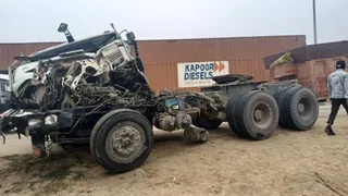 Prayagraj-Rewa Highway Accident घने कोहरे में प्रयागराज-रीवा हाईवे पर कौंधियारा में तीन वाहनों की टक्कर के बाद क्षतिग्रस्त ट्रेलर। जागरण