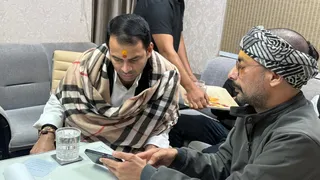 आशुतोष कुमार से बातचीत करते तेज प्रताप यादव। एक्स