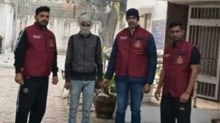 क्राइम ब्रांच द्वारा गिरफ्तार एटीएम लुटेरा। सौजन्य : दिल्ली पुलिस
