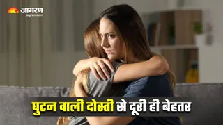 5 संकेत, जो बताते हैं कि अब आपकी दोस्ती में कुछ नहीं बचा (Image Source: AI-Generated)
