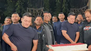 सलमान खान ने अपने 60वें जन्मदिन पर पनवेल फार्महाउस केक काटा (फोटो- इंस्टग्राम)