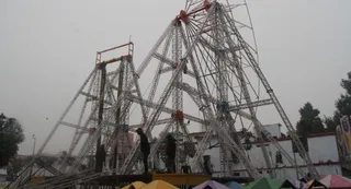 रंग-बिरंगे झूलों की चमक से जगमगाया मेला परिसर। जागरण