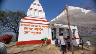 बड़वा पहाड़ी पर शिव मंदिर बदहाल