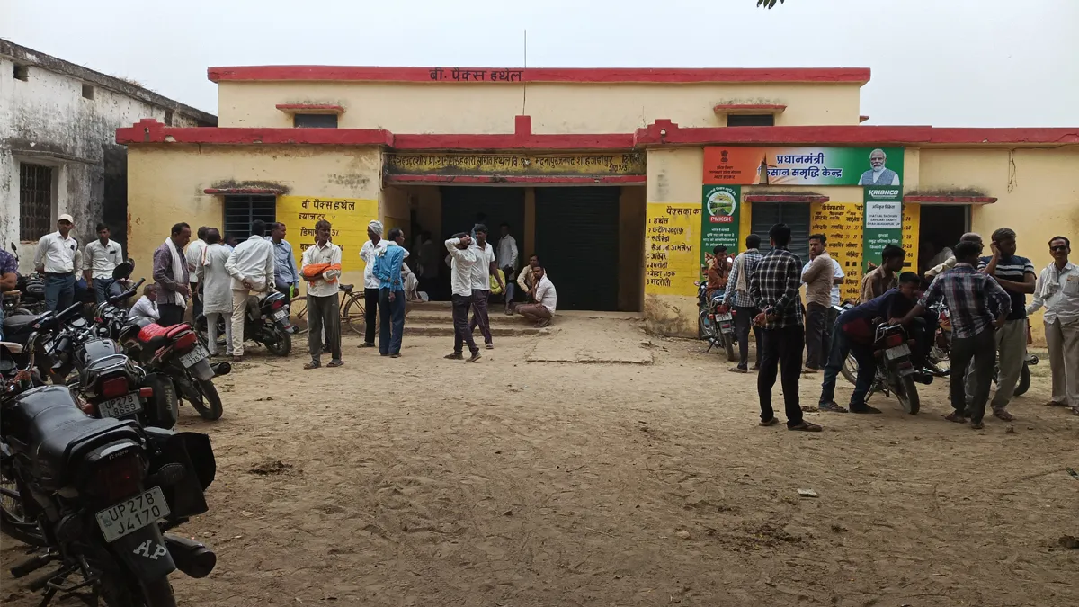 खाद की किल्लत पर फूटा किसानों का गुस्सा; हाईवे जाम कर सचिव के खिलाफ जमकर नारेबाजी
