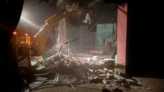 ऊधम सिंह नगर जिले के गदरपुर में सरकारी बाग में बनी मजार को बुलडोजर से सुबह पांच बजे ध्वस्त कर दिया गया। सौ.पुलिस।