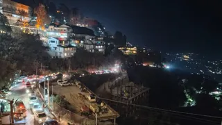 शुक्रवार को पर्यटकों के आने से मसूरी में लगा जाम। जागरण