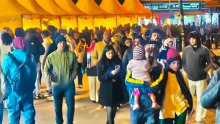 शाम ढलते ही मसूरी की मालरोड की रंगत बदल जाती है। शुक्रवार की शाम यहां बड़ी संख्या में पर्यटक चहलकदमी करते दिखाई दिए। जागरण