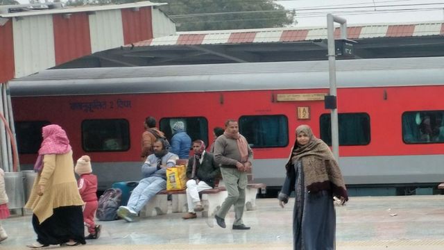फर्रुखाबाद में कोहरे का कहर, कालिंदी एक्सप्रेस छह घंटे और साबरमती 16 मिनट देरी से पहुंची
