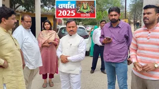 ब्लाक में चाय पर विवाद के बाद डीएम को मामले की जानकारी देते विधायक विजयपाल आढ़ती।साथ में बीडीओ श्रुति सिंह और भाजपा प्रवक्ता सुयश वशिष्ठ।
