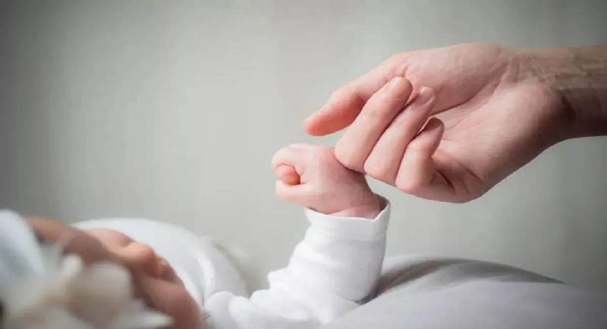 Maharajganj News: बोरे में मिली बच्ची, जिला अस्पताल रेफर, अफरा-तफरी