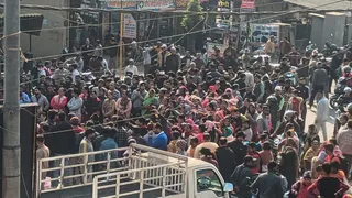 बाईपास मार्ग पर अमित ग्राम के समीप वन भूमि के सर्वे के विरोध में सड़क जाम करते स्थानीय लोग। जागरण