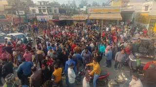 मंशा देवी फाटक के समीप प्रदर्शनकारियों को हटाने का प्रयास करती पुलिस। क्षेत्रवासी
