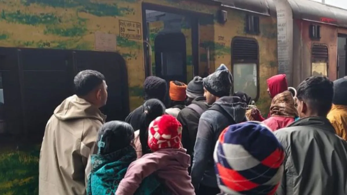 जमुई रेल हादसा: ट्रेन रद होने और रूट में बदलाव से यात्रियों में अफरातफरी, रेलवे ने जारी किया हेल्पलाइन नंबर
