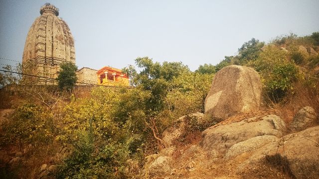 52 मंद‍िरों की शृंखला वाले उमगा पहाड़ से करिए नए साल की शुरुआत, प्रकृत‍ि की द‍िखेगी मनोरम छटा 
