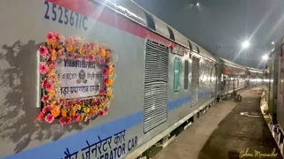 प्रयागराज में रामबाग रेलवे स्टेशन से रवाना होने को तैयार आधुनिक एलएचबी कोचों से युक्त विभूति एक्सप्रेस। जागरण