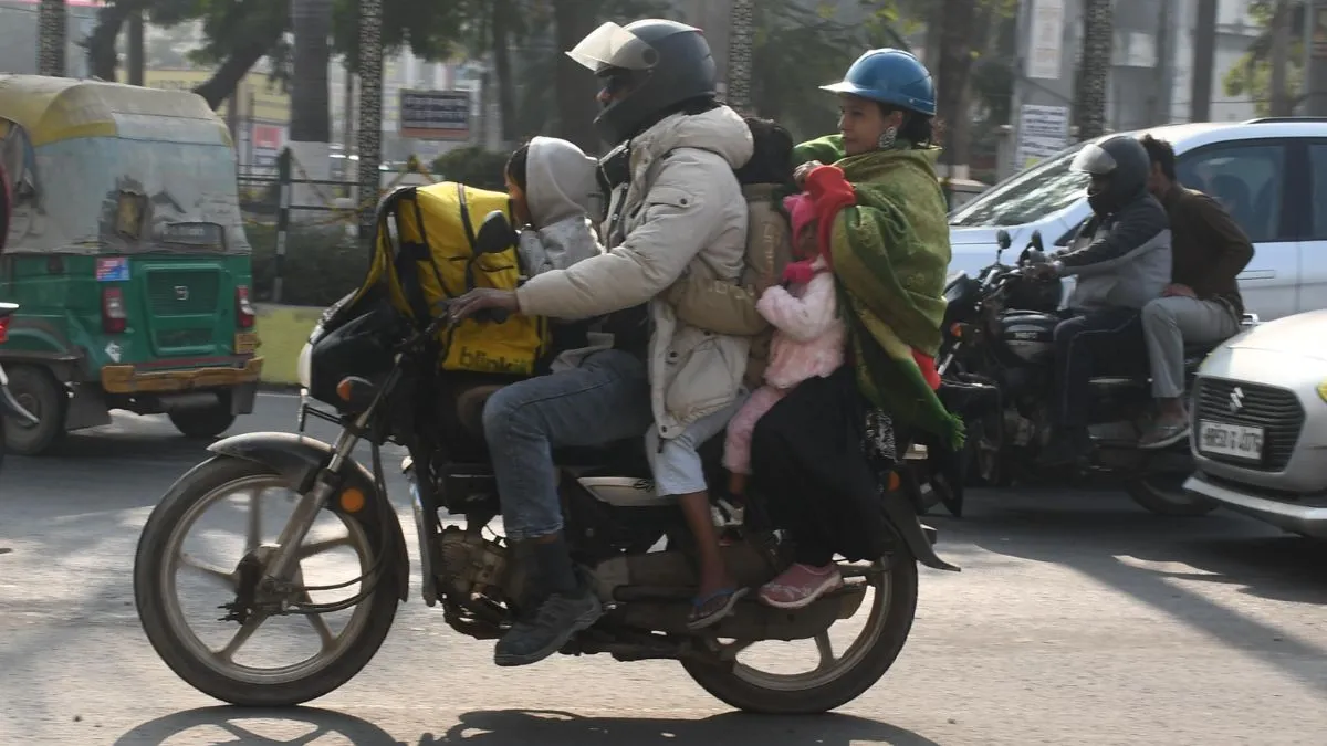 PHOTOS: गलत दिशा में बाइक चलाना... दिल्ली-मथुरा हाईवे पर सबसे ज्यादा उल्लंघन, 5500 तक जुर्माना बेअसर
