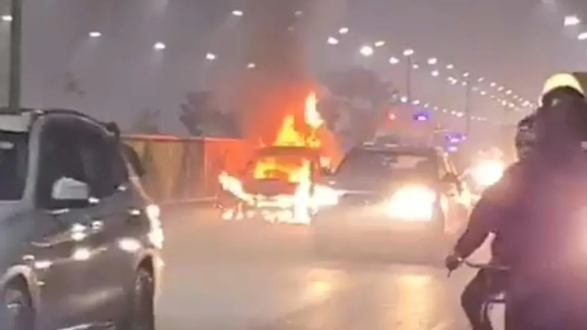 फरीदाबाद में बीच सड़क चलती i20 कार बनी आग का गोला, बाल-बाल बची चालक की जान
