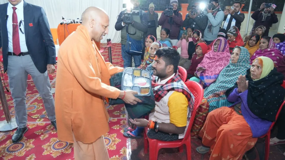 'हर जरूरतमंद को भीषण शीतलहर से बचाने को सरकार संवेदनशील', CM योगी ने वितरित किया कंबल और भोजन
